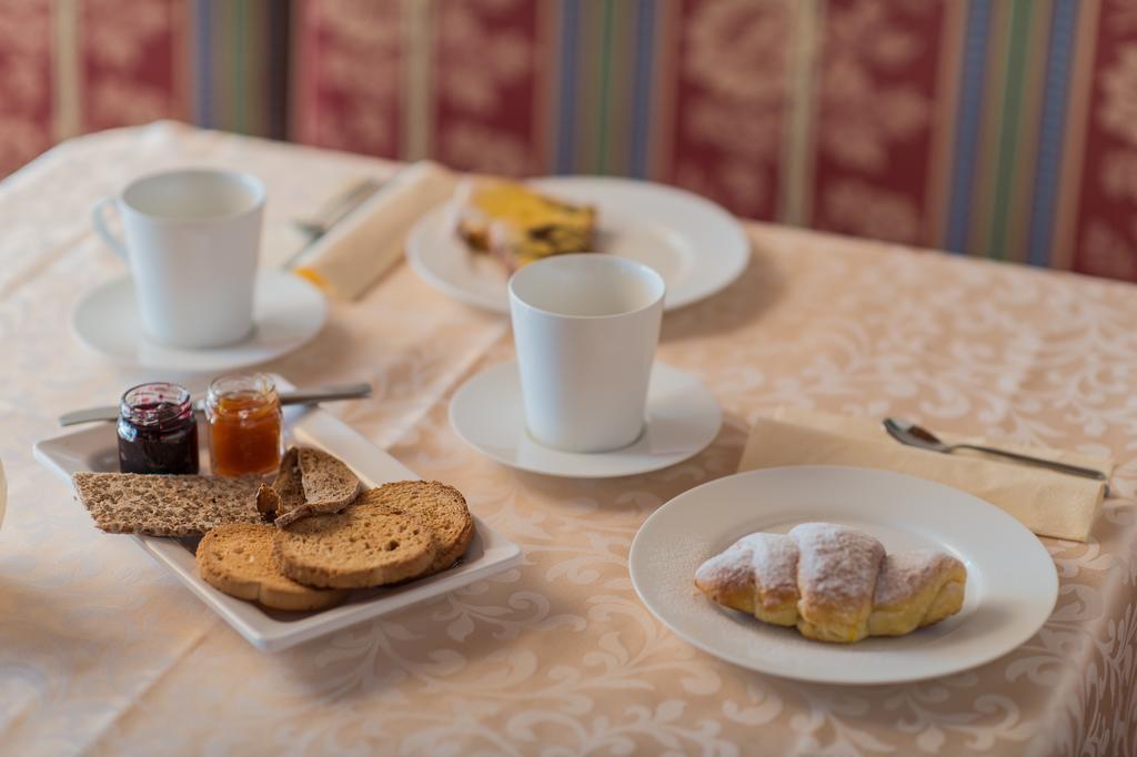Hotel Garni Hochgruber ブルーニコ エクステリア 写真